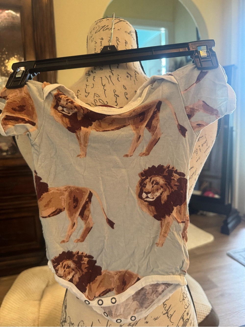 Milkbarn Light Blue Lion Print Short Sleeve onesie 12-18 months never worn washe